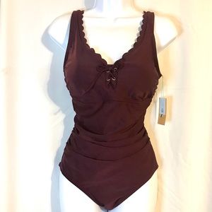 NWT Women’s Scalloped Edge One Piece Swimsuit- Med